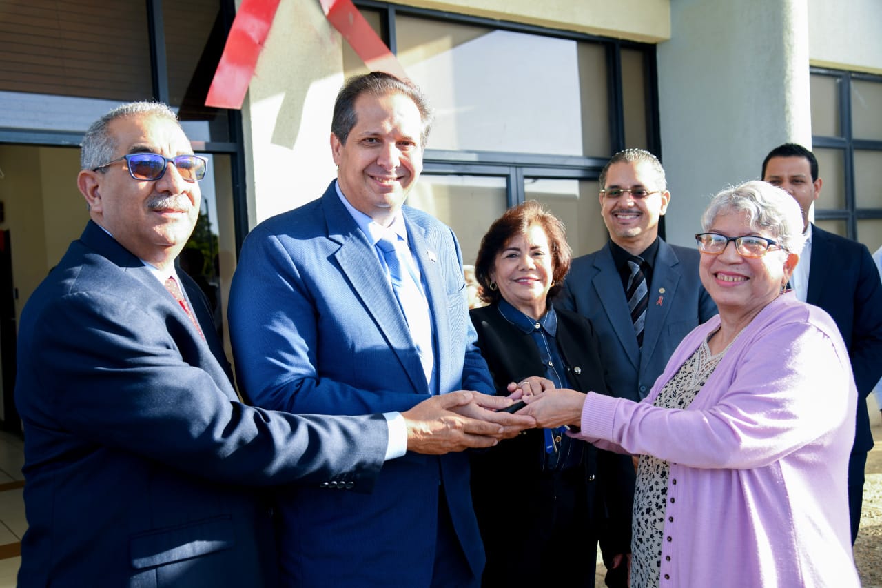 Ministerio de Salud recibe dos furgonetas para traslado de muestras