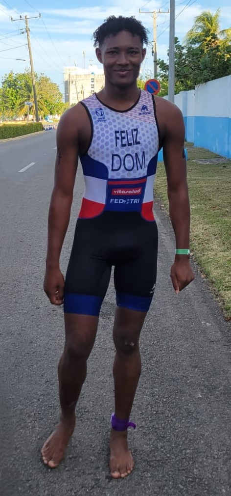 El triatleta dominicano Víctor Aurelio Feliz durante la carrera pedestre.