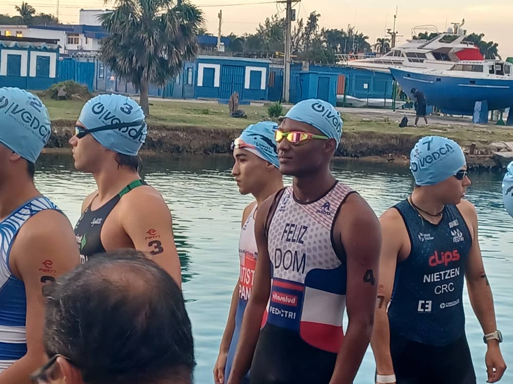 El triatleta dominicano Víctor Aurelio Feliz previo a la competencia de natación.