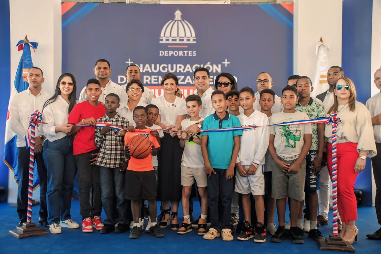 La vicepresidenta Raquel Peña y el ministro Kelvin Cruz, acompañados por la gobernadora Severina Gil, el alcalde Frank Rodríguez, niños baloncestistas y otras autoridades de la provincia, realizan el corte de la cinta para dejar formalmente remozado el Polideportivo de Loma de Cabrera.