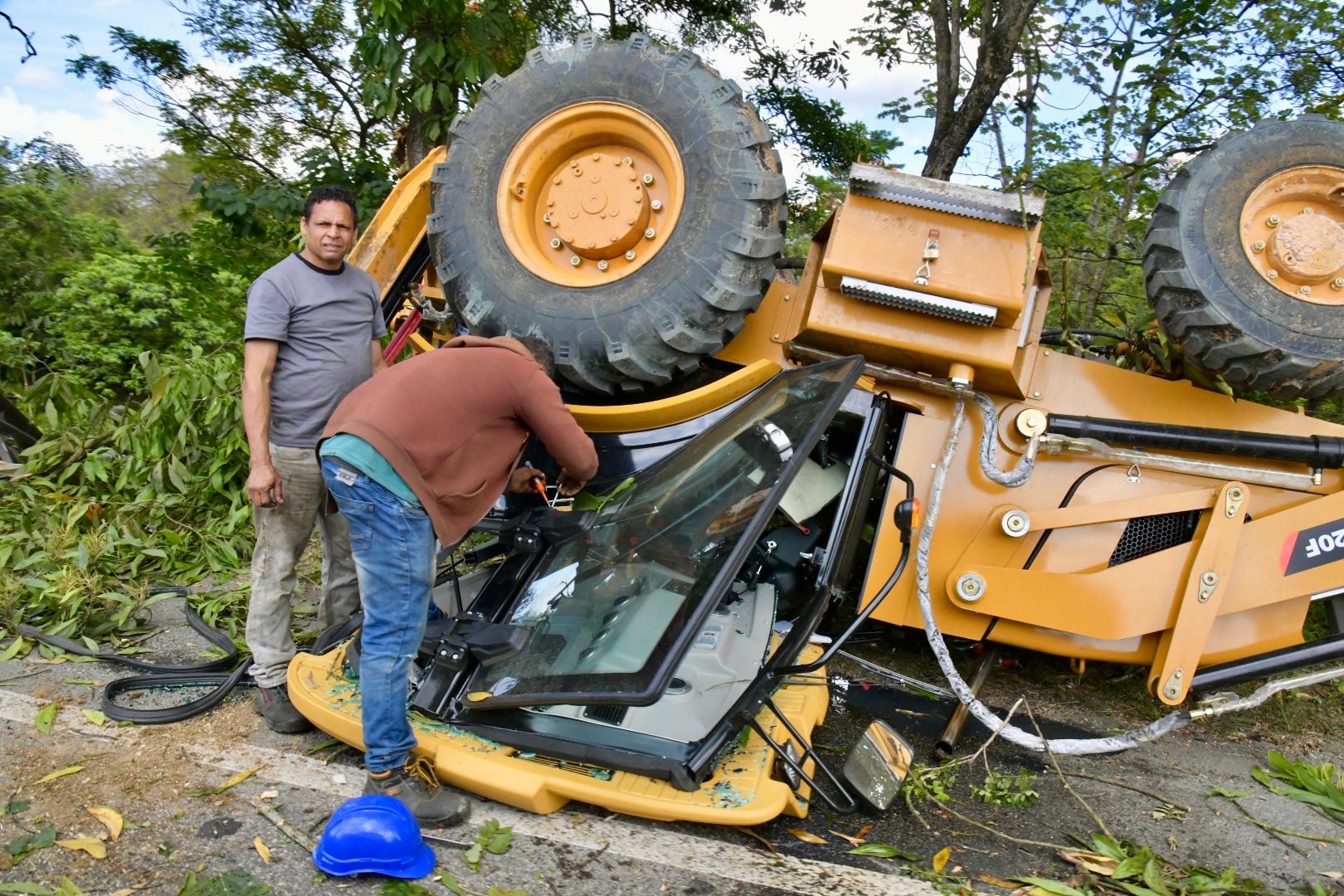 Pala mecánica se accidenta en la autopista Duarte y genera congestión vehicular