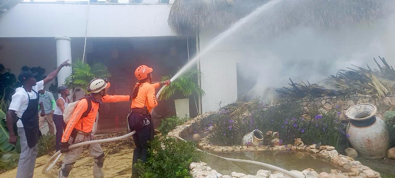 Defensa Civil apaga incendio repentino en hotel de Bayahibe