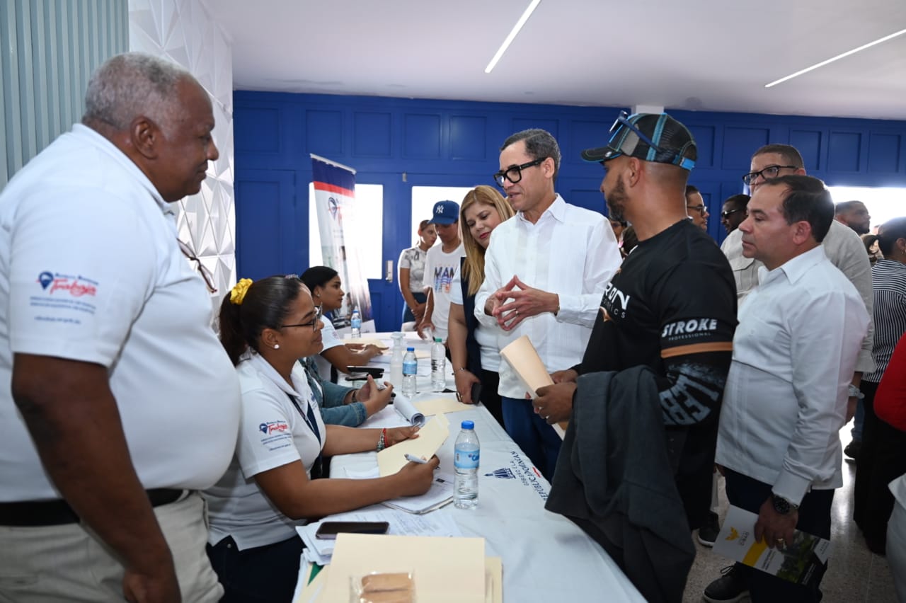 El ministro de Trabajo encabezó una feria de empleos en Santiago