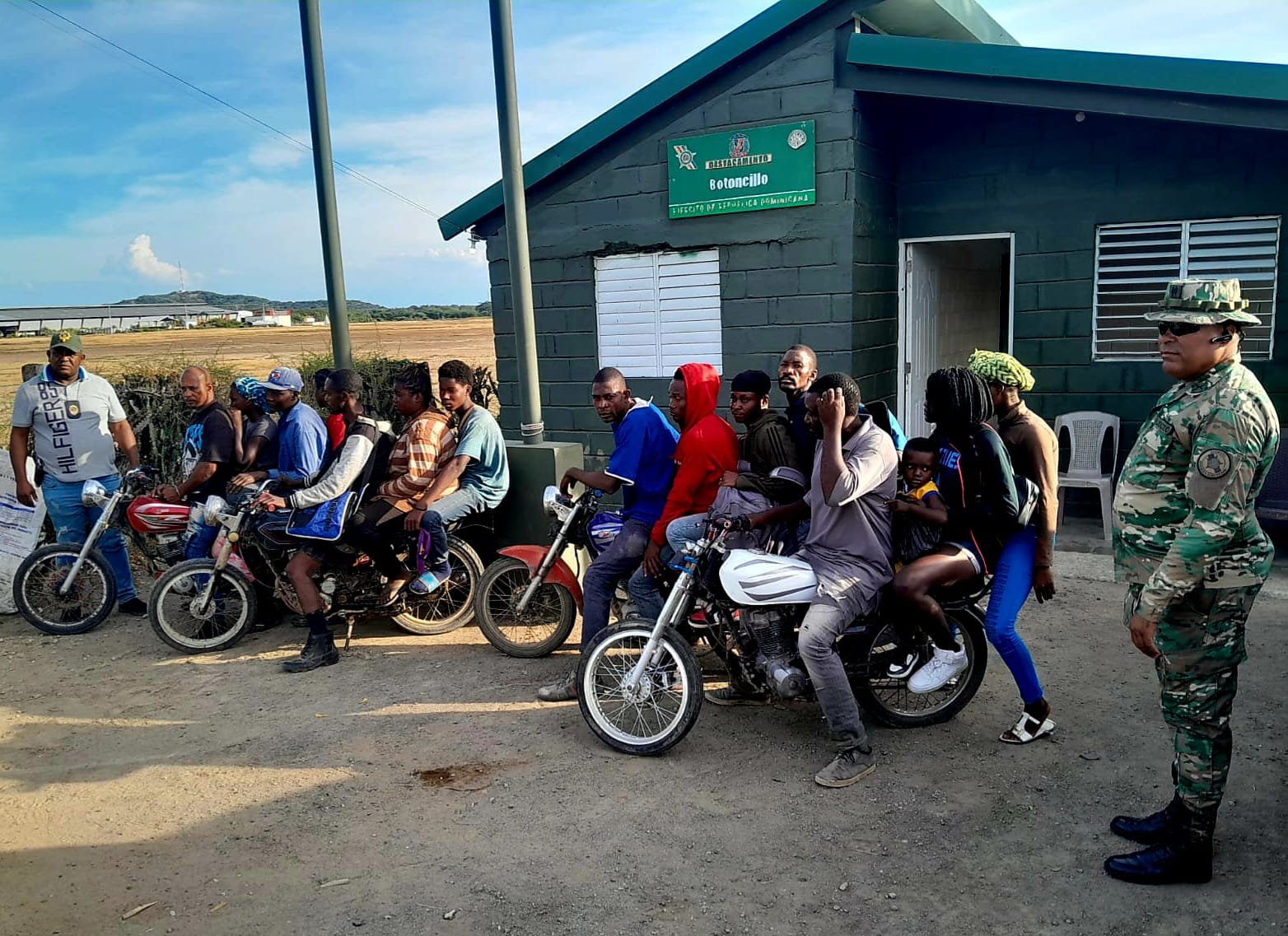 Autoridades detienen a 14 haitianos indocumentados en Montecristi y 15 en zona boscosa de Santiago Rodríguez