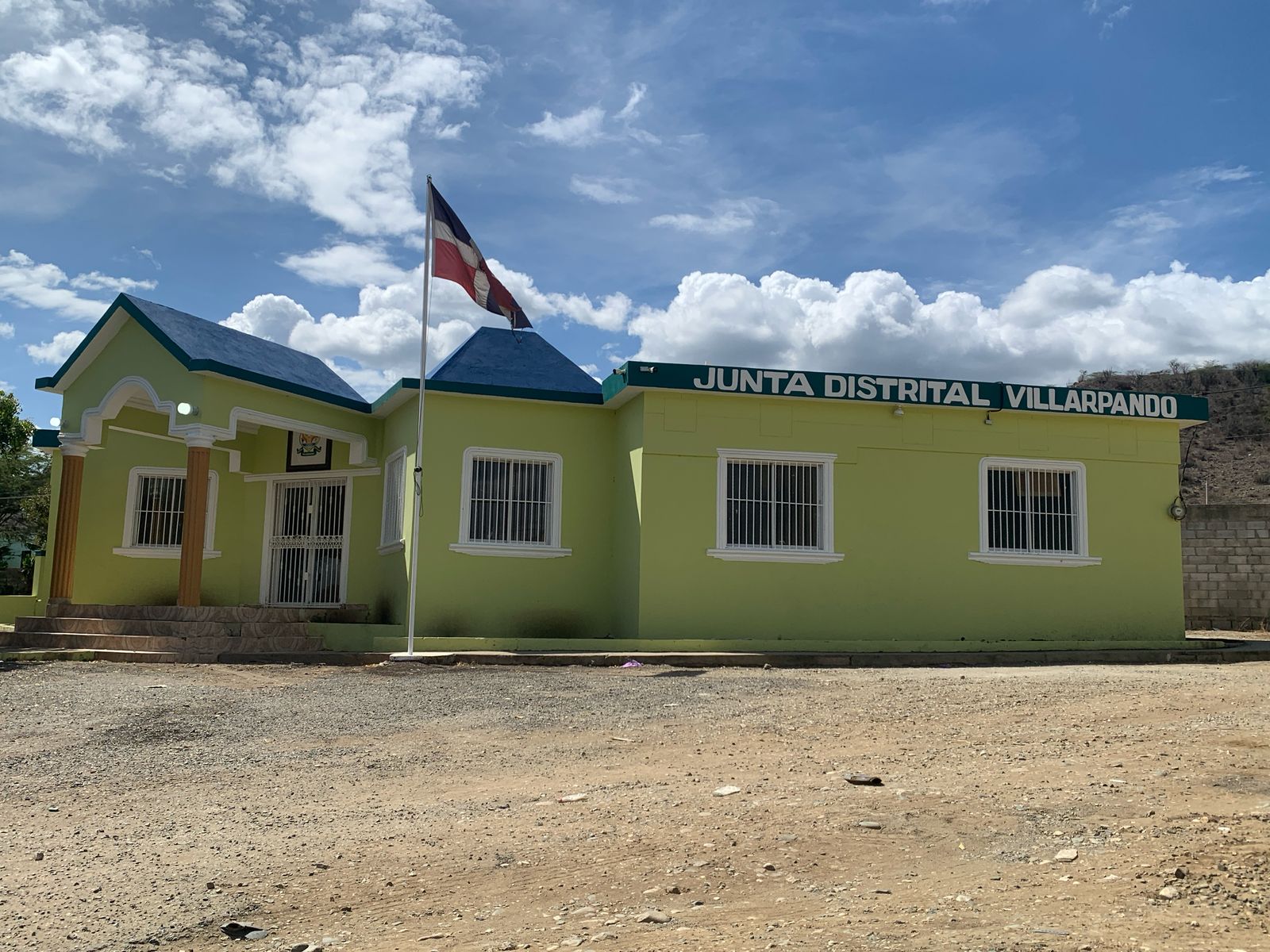 Director Distrital bajo cuestionamiento por falta de transparencia en manejo millonario de fondos y por permitir extracción ilegal de arena del río Yaque del Sur
