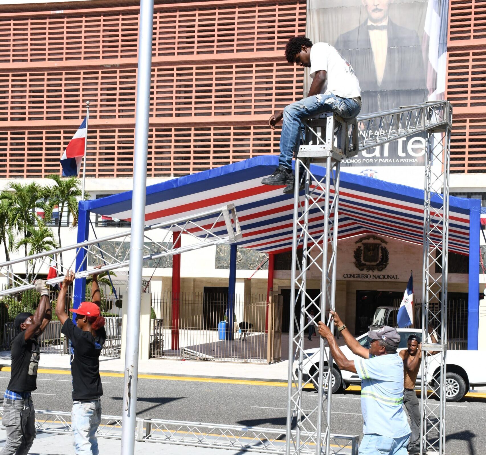 Trabajan activamente en montaje del acto de rendición de cuentas del presidente Luis Abinader