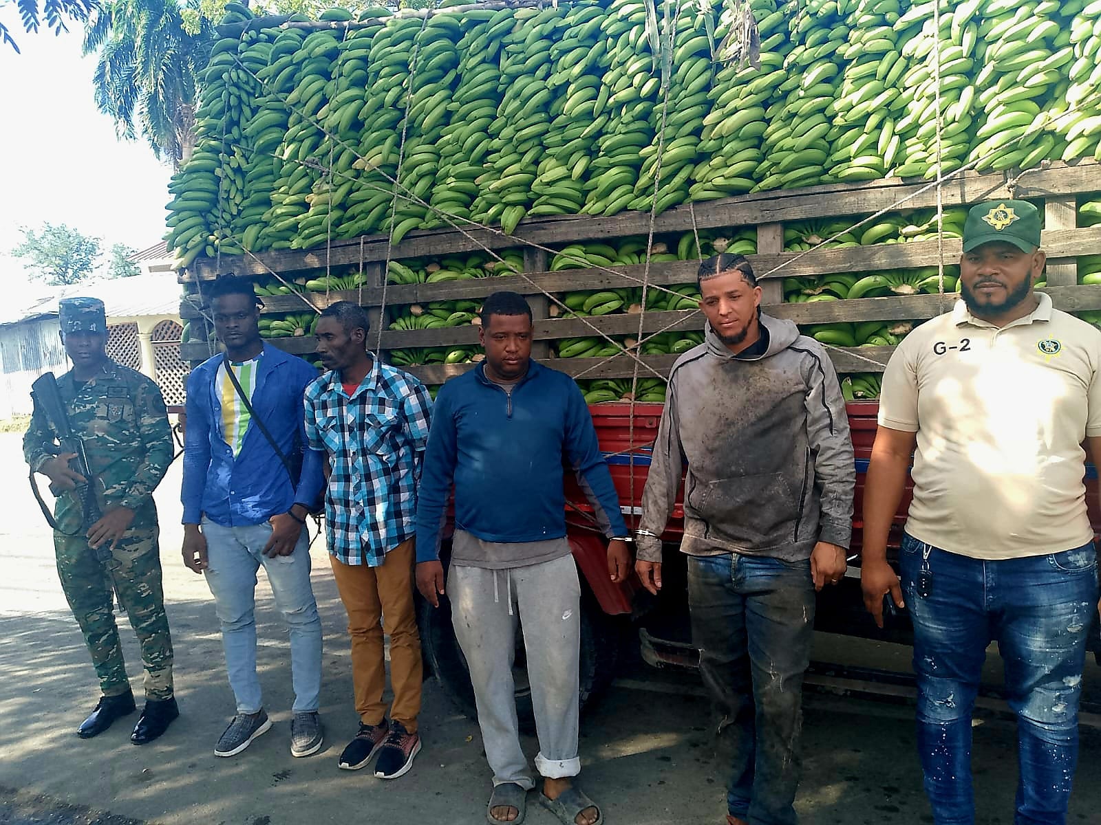 Apresan a dos dominicanos ocultaban a indocumentados en un camión cargado de guineos verdes