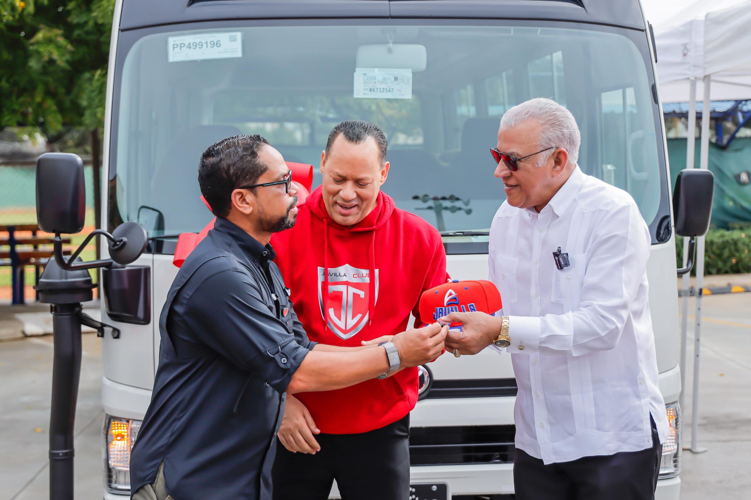 La Academia de Béisbol La Javilla recibió́ un valioso "refuerzo" fuera del diamante: un autobús donado por la Presidencia de la República para garantizar el traslado seguro de sus jugadores