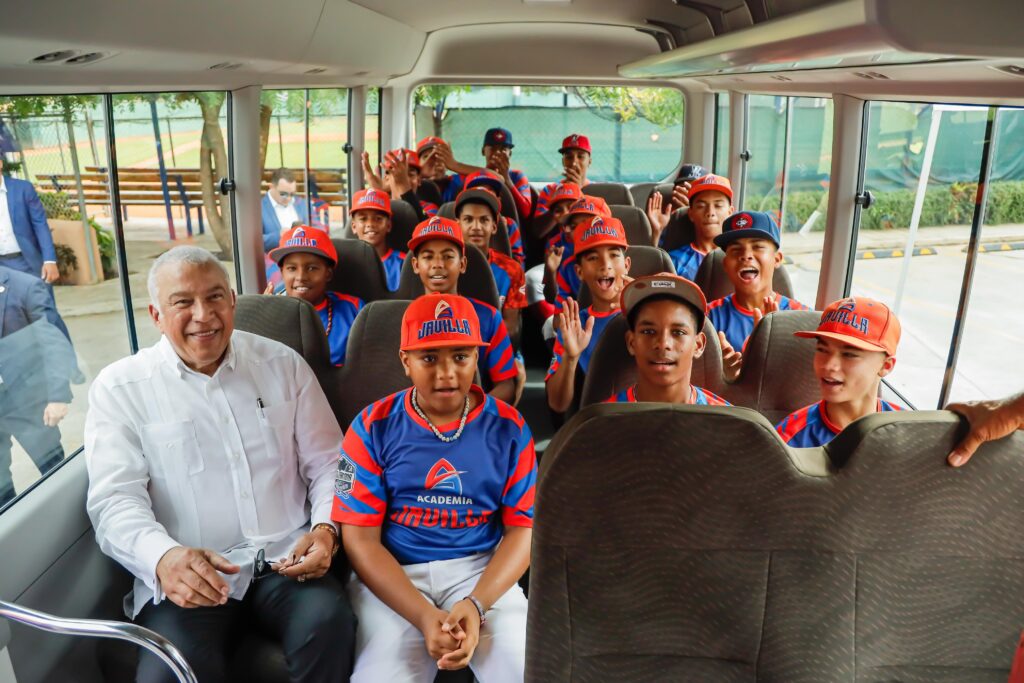 La Academia de Béisbol La Javilla recibió́ un valioso "refuerzo" fuera del diamante: un autobús donado por la Presidencia de la República para garantizar el traslado seguro de sus jugadores
