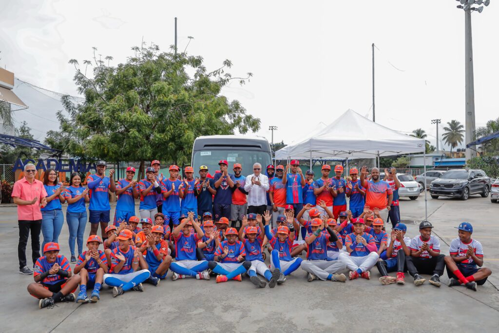 La Academia de Béisbol La Javilla recibió́ un valioso "refuerzo" fuera del diamante: un autobús donado por la Presidencia de la República para garantizar el traslado seguro de sus jugadores
