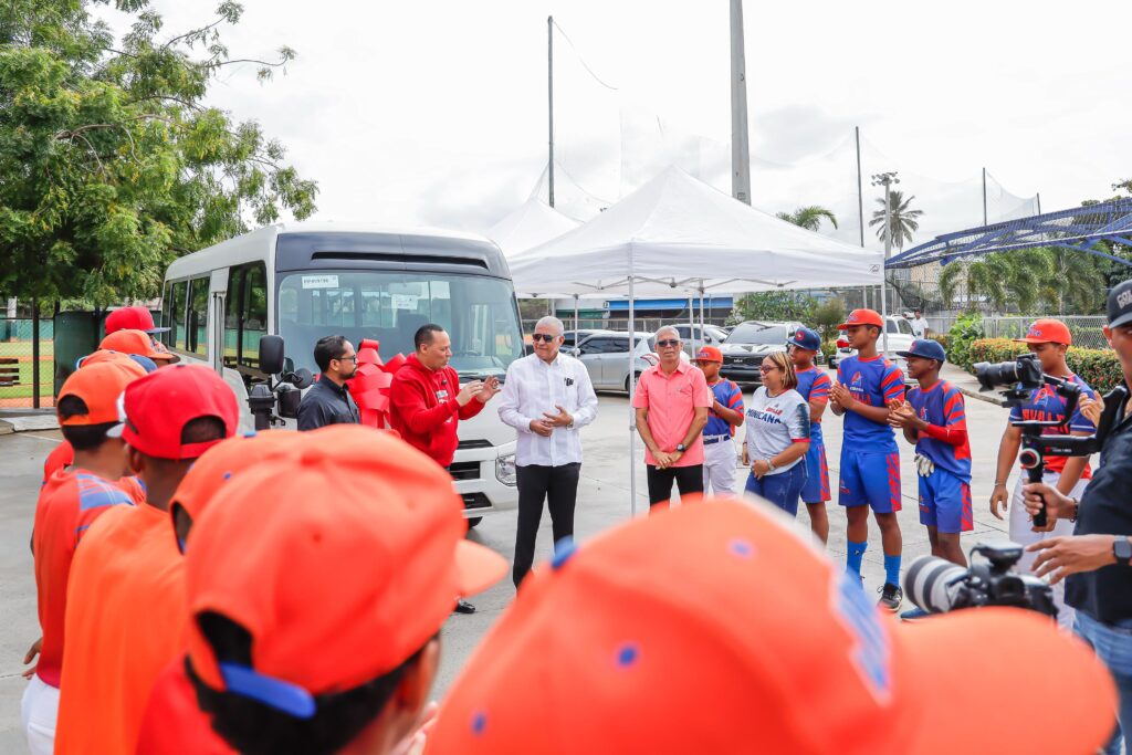 La Academia de Béisbol La Javilla recibió́ un valioso "refuerzo" fuera del diamante: un autobús donado por la Presidencia de la República para garantizar el traslado seguro de sus jugadores