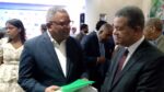 Roberto Monclús entrega anteproyecto de ley sobre autonomía financiera de RTVD al doctor Leonel Fernández