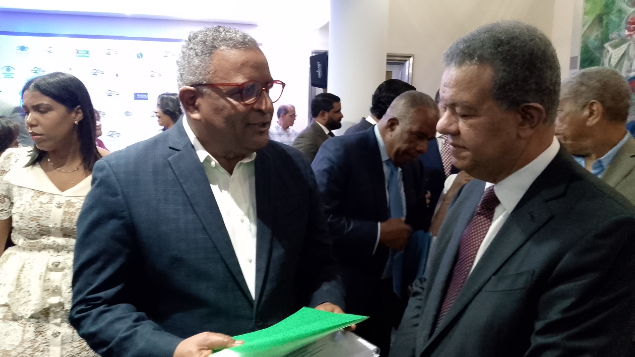 Roberto Monclús entrega anteproyecto de ley sobre autonomía financiera de RTVD al doctor Leonel Fernández