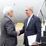 El presidente Luis Abinader fue recibido por el embajador dominicano en Uruguay, Fidel Santana
