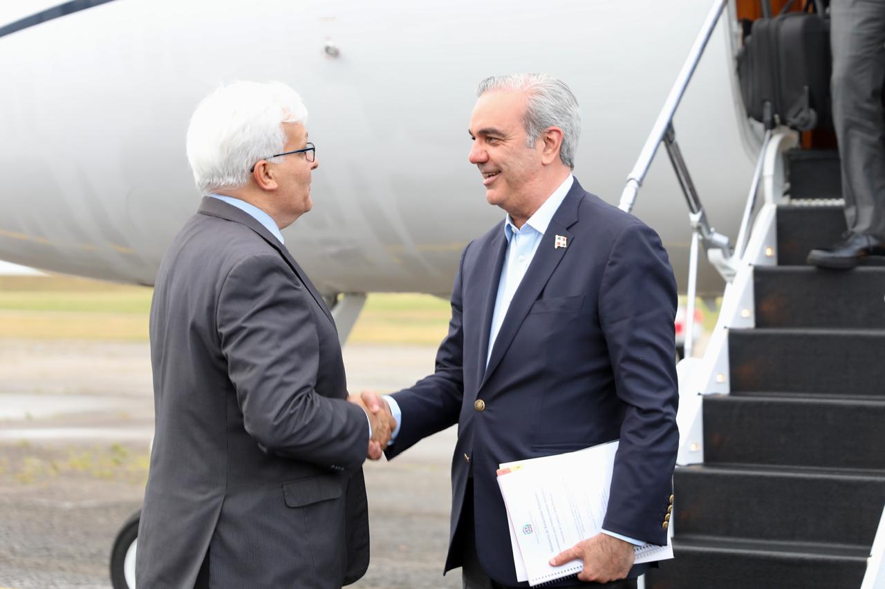 El presidente Luis Abinader fue recibido por el embajador dominicano en Uruguay, Fidel Santana