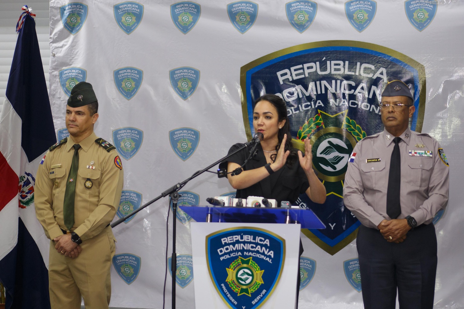 La ministra Faride Raful junto al director de la Policía y el coronel Carlos J. Carrillo Castillo, en representación del Ejército.