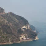 Un acantilado que parece un cachorro descansando junto al río Yangtsé maravilla a la gente en China