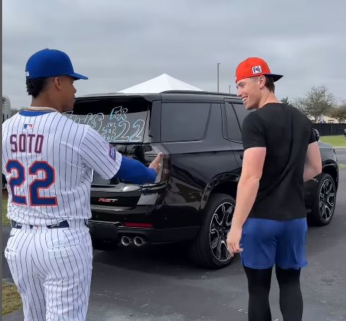 Juan Soto le da carro nuevo por recibir su número 22 de uniforme a compañero.
