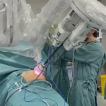 Un robot de última generación permite operar con una incisión o por orificios naturales