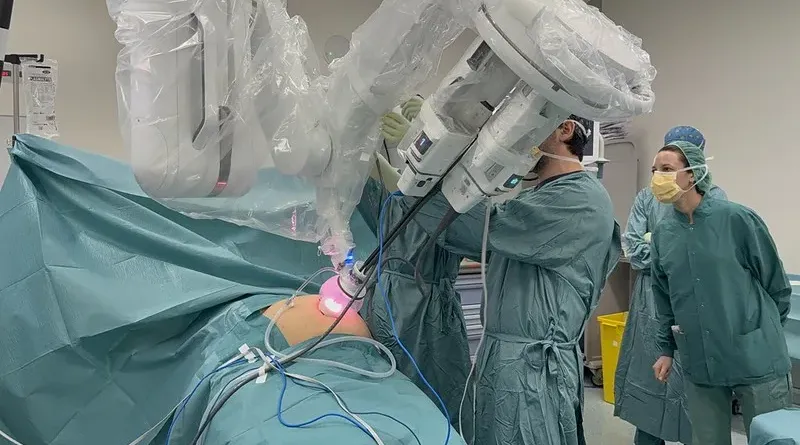 Un robot de última generación permite operar con una incisión o por orificios naturales
