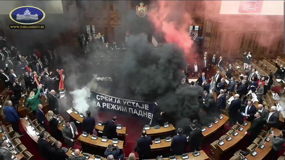 La oposición Serbia lanza granadas de humo en el Parlamento 