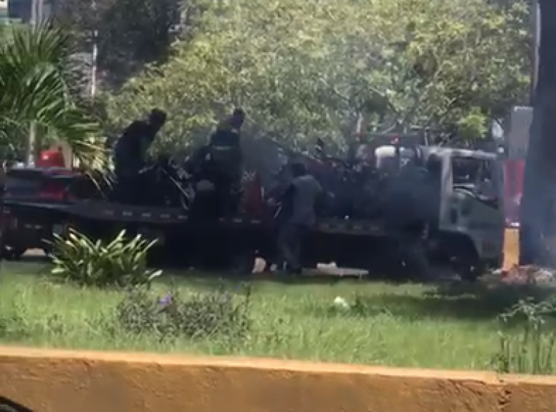 Un grupo de motoristas incendió una grúa de la Dirección General de Seguridad de Tránsito y Transporte Terrestre (Digesett), según se observa en un audiovisual que circula en las distintas redes sociales.