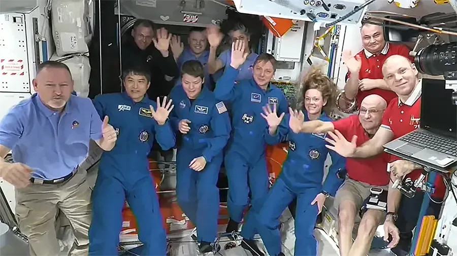 Los astronautas varados en la Estación Espacial abandonan la nave y vuelven a la Tierra