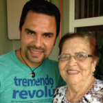 Actor Manny Pérez junto a su madre Mercedes Batista
