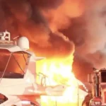 Bomberos combaten incendio en 3 yates de lujo en Miami
