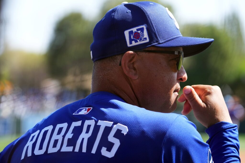 Dave Roberts firma con Dodgers y es el capataz mejor pagado
