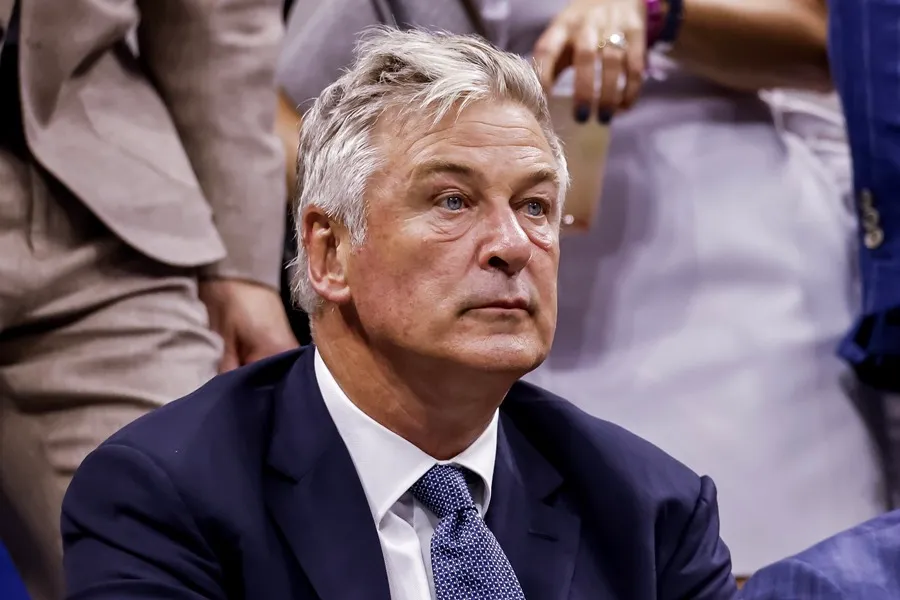 Alec Baldwin es un forajido en el primer tráiler de la controversial película ‘Rust’