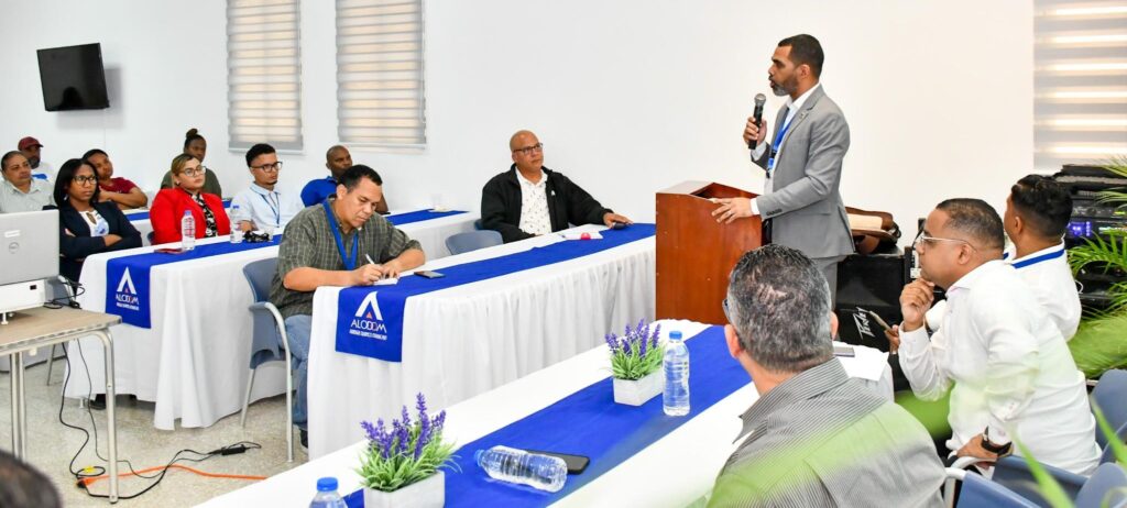 Félix González Susana, director de la oficina de Acceso a la Información del Miderec, habla sobre aplicación de ley 41-08 de Función Pública.