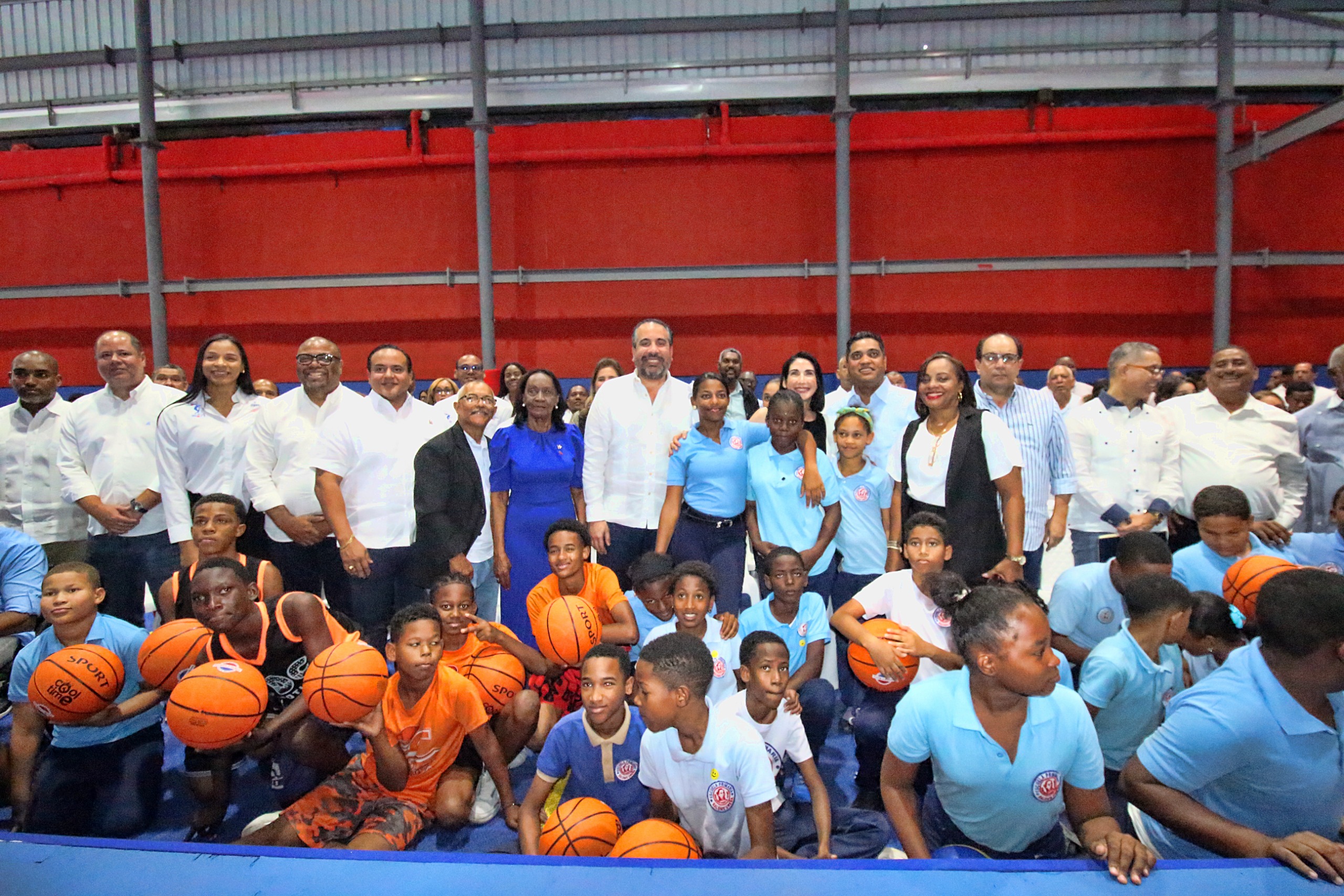 La primera dama Raquel Arbaje, el ministro de deportes, Kelvin Cruz y el Director Ejecutivo de INEFI, Alberto Rodríguez, junto a atletas, dirigentes y estudiantes en el Centro Deportivo Comunitario del sector Capotillo.