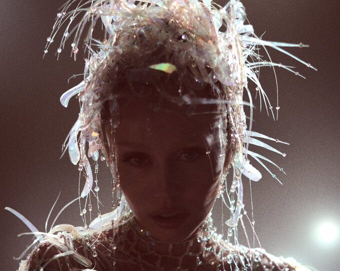 Miley Cyrus anuncia la fecha de estreno de su noveno álbum ‘Something Beautiful’
