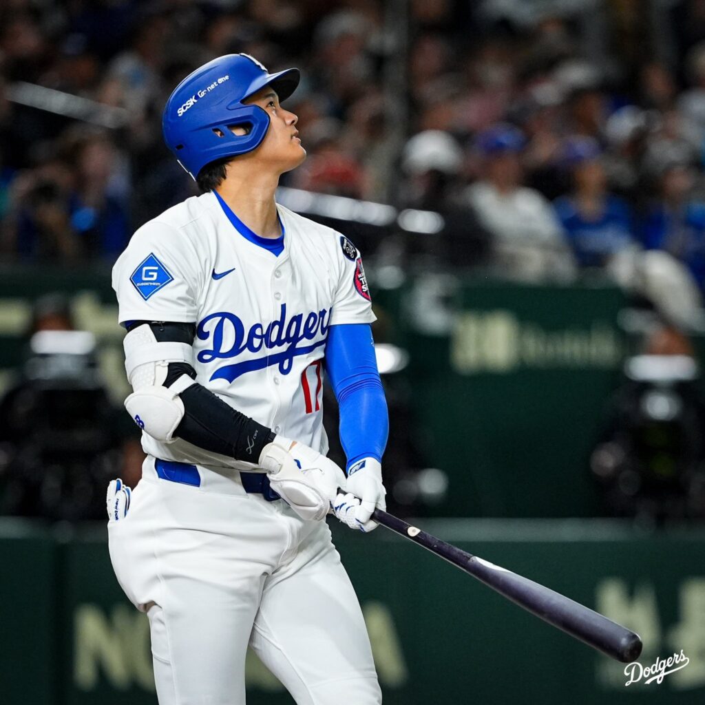 Shohei Ohtani observa la bola salir del parque en el juego 2 en el Tokyo Dome frente a los Cubs.