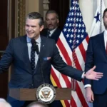 Emojis, un periodista y posibles delitos: el chat de la administración Trump para atacar Yemen