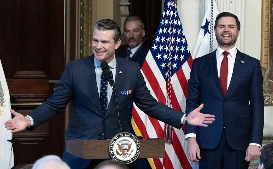 Emojis, un periodista y posibles delitos: el chat de la administración Trump para atacar Yemen