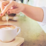 Investigan si un edulcorante podría aumentar el riesgo de comer en exceso