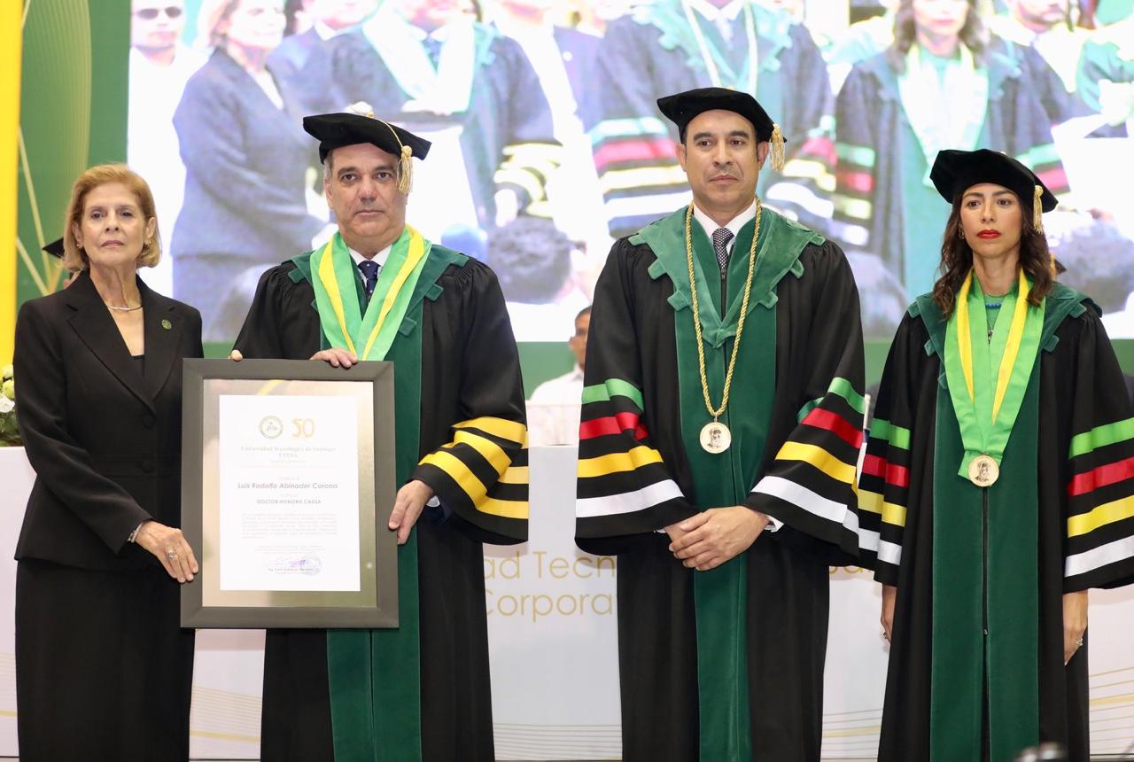 Presidente Abinader es investido doctor "honoris causa" durante graduación de Utesa