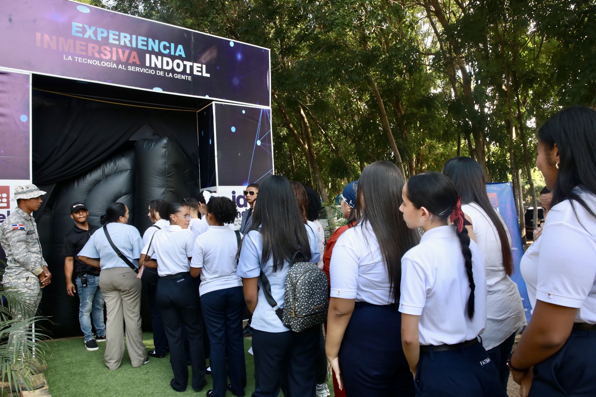 Estudiantes accediendo al Inmersivo del Indotel