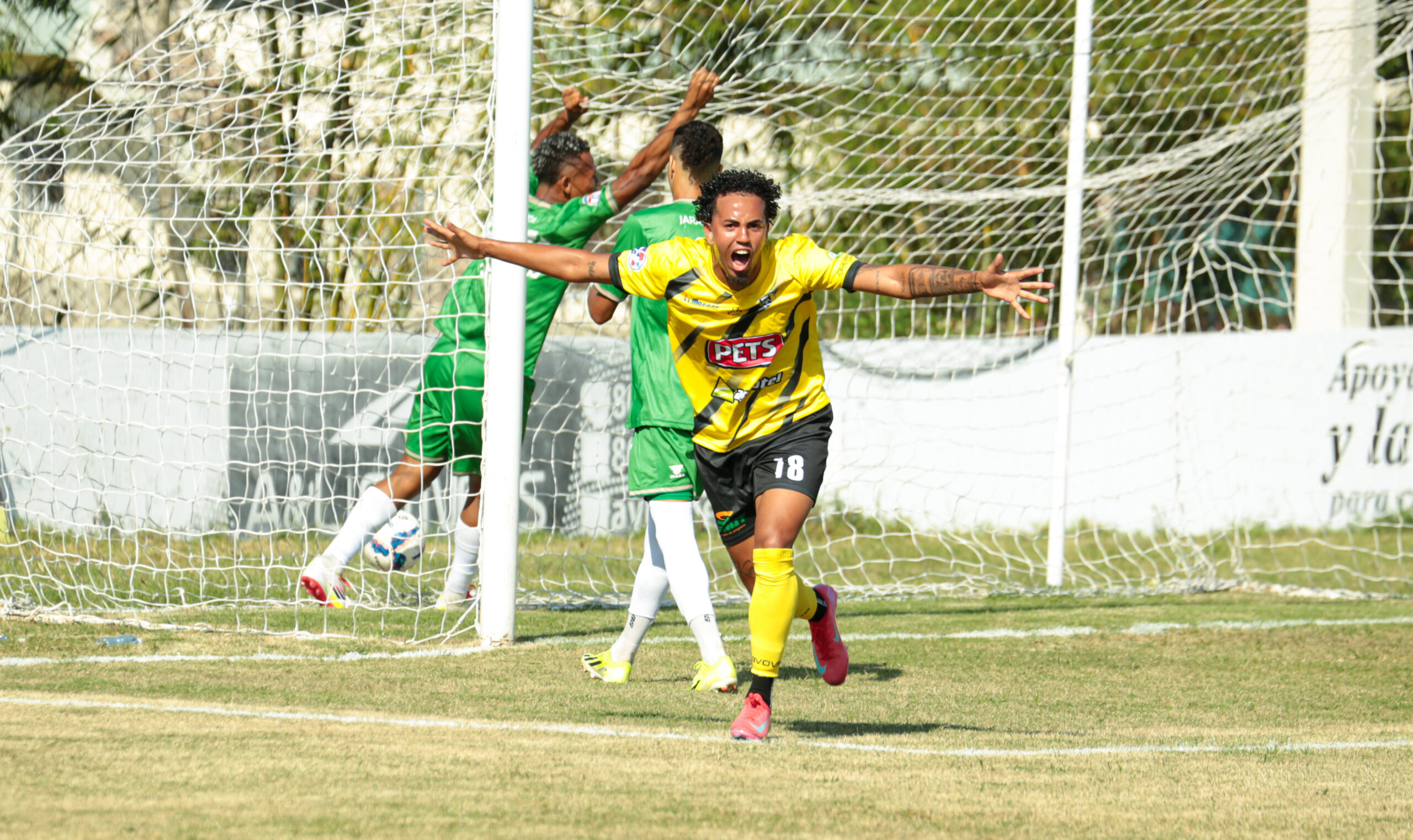 Jnesy Gil del MOCA FC celebra el primer gol del juego ante el Jarabacoa.