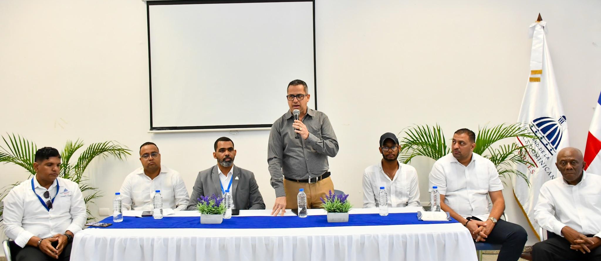 José Luis Bautista, director del Alodom, da las palabras de bienvenidas a los charlistas del Ministerio de Deportes.
