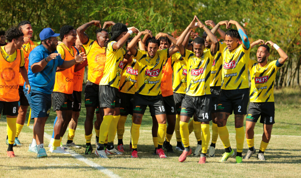 Jugadores de MOCA FC celebran el gol de Jensy Gil.