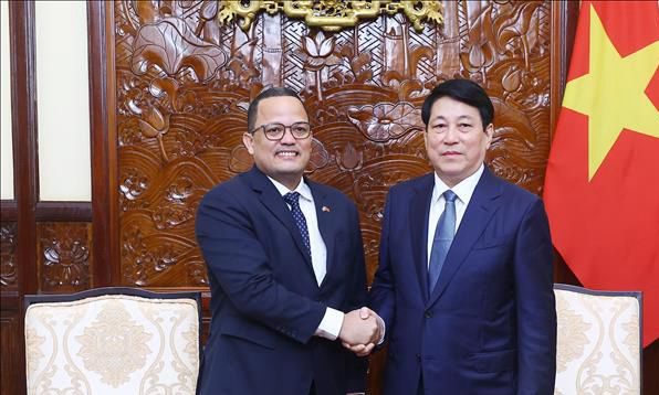 Embajador Jaime Francisco Rodríguez, junto a el presidente de Vietnam, Luong Cuong