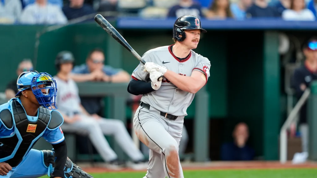 Kyle Manzardo con juego histórico.