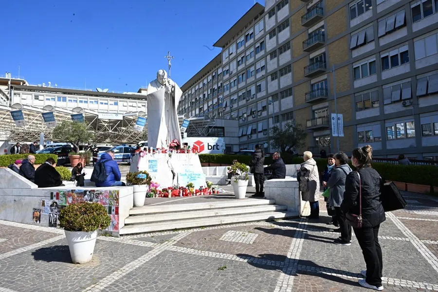 El papa sigue tratamiento sin ventilación mecánica, tras las crisis respiratorias del lunes