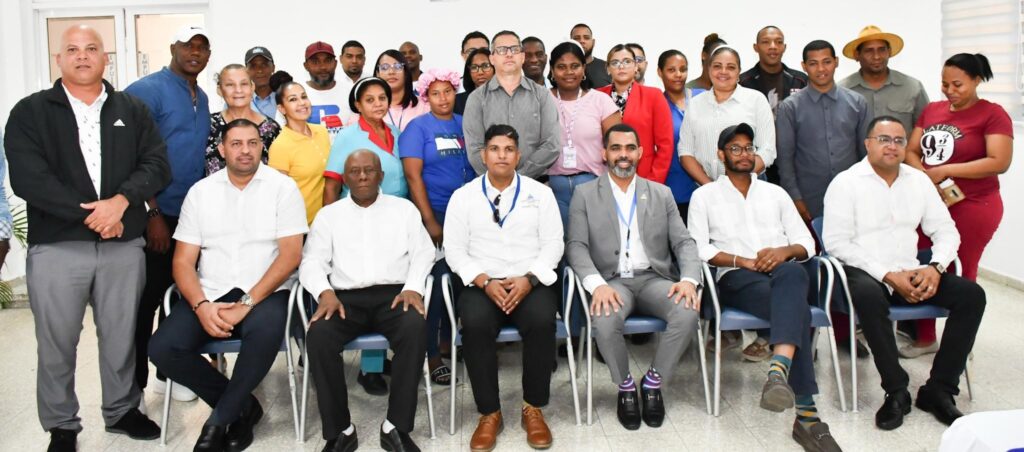 Personal del Alodom y su director José Luis Bautista, de pie, junto a los charlistas del Ministerio de Deportes.