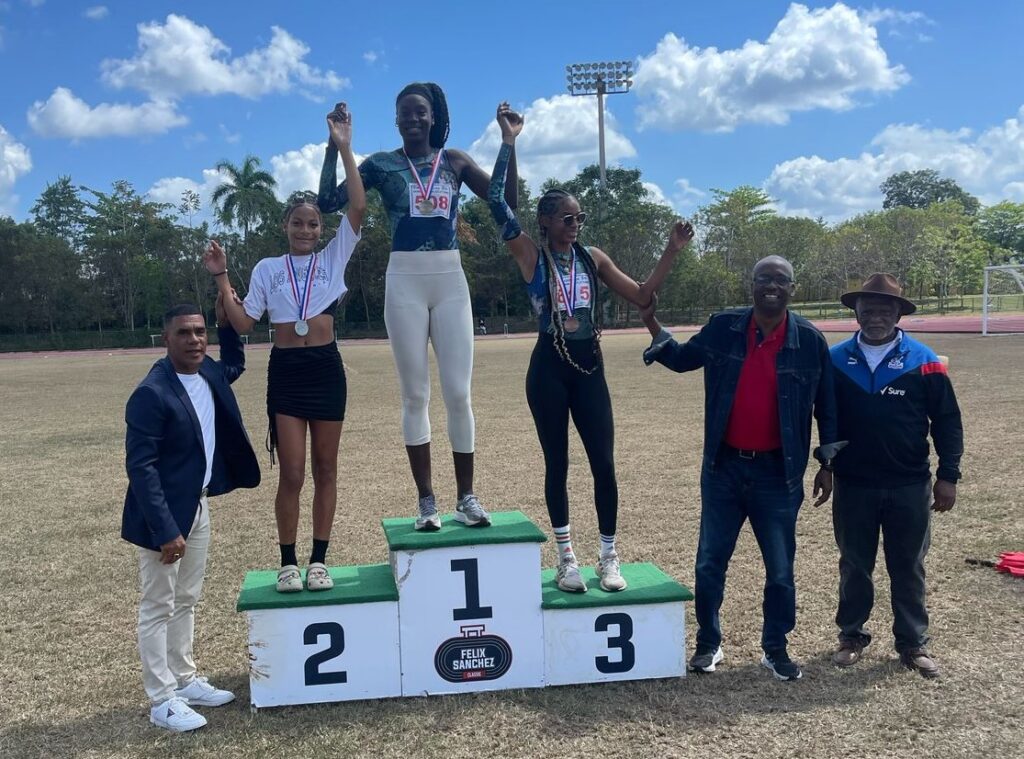 El presidente de la Federación de Atletismo, ingeniero Alexis Peguero, el expresidente de la Federación, Gerardo Suero y el inmortal del deporte, Isaac Ogando, premian a los tres primeros lugares en salto alto en el Invitacional Isaac Ogando.