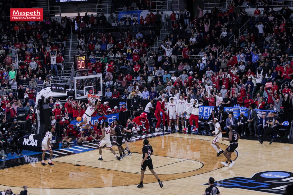 St. Johns gana a Omaha.