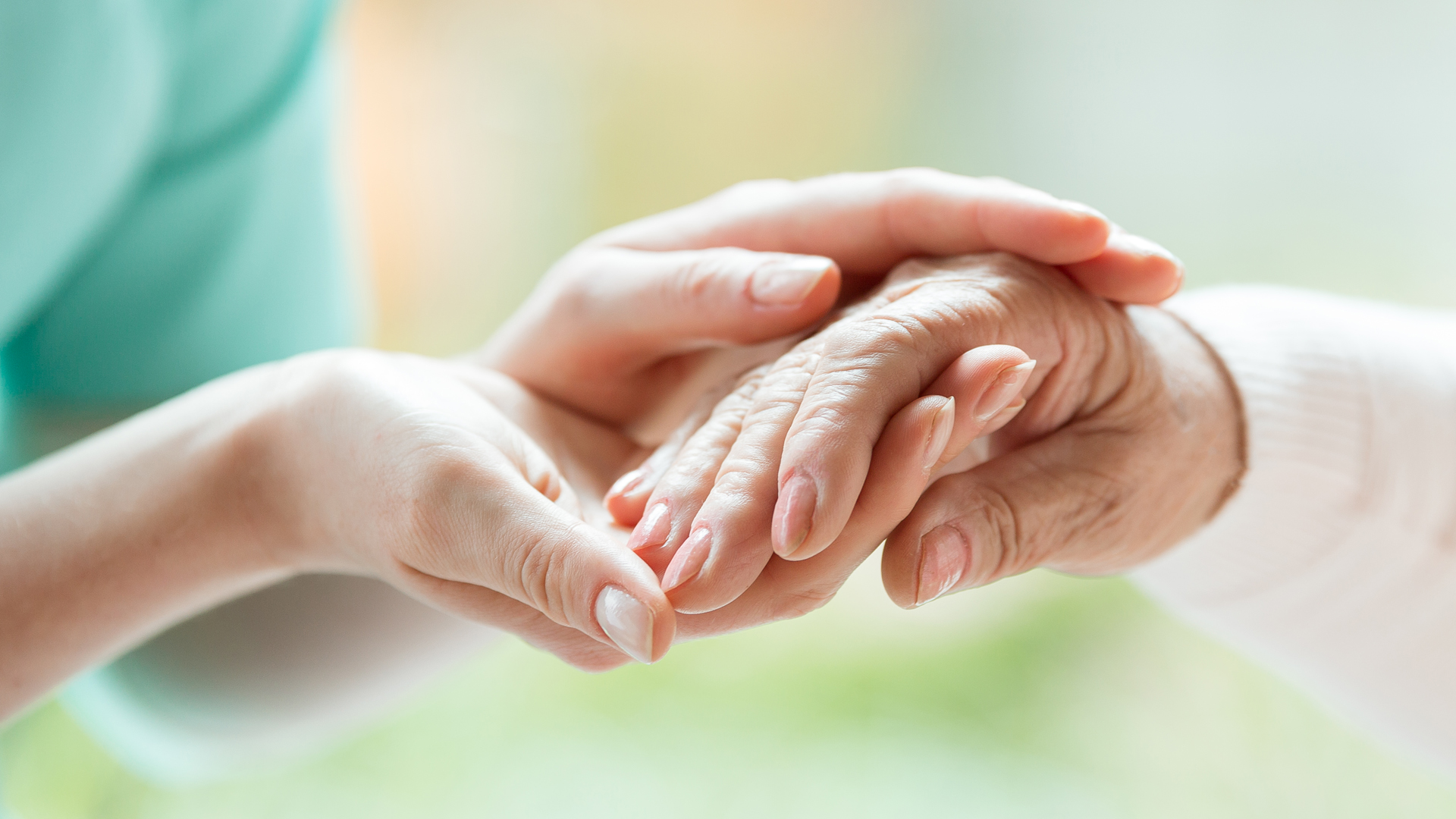 Expertos destacan que vínculo emocional es clave en los cuidados paliativos de Alzheimer
